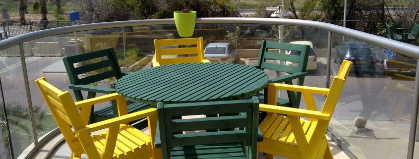 פינת ישיבה שולחן עגול וכסאות ירוק צהוב