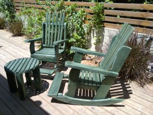 כסאות נדנדה בצבע ירוק בפינת ישיבה