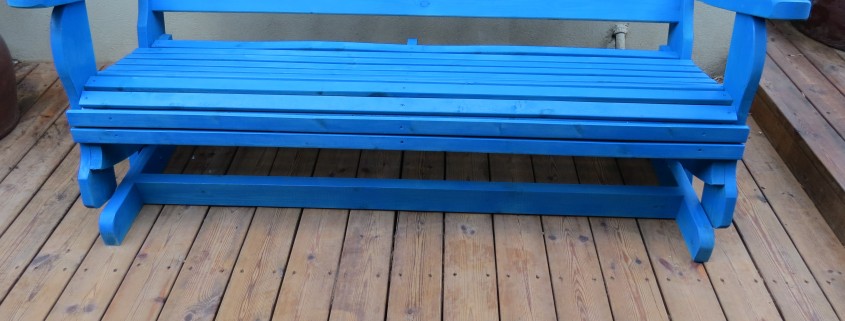 ספסל מתנדנד בצבע כחול