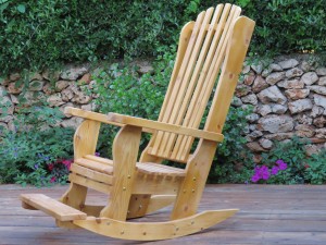 כסא נדנדה מעץ מלא בצבע טבעי