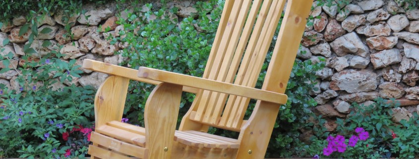 כסא נדנדה מעץ מלא בצבע טבעי