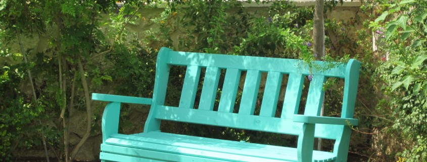 ספסל עץ מלא בצבע טוריקז