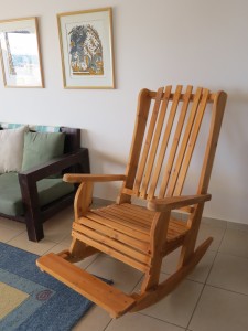 כסא הנקה משענת גבוה בצבע עץ