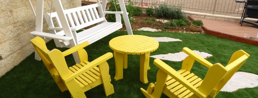 פינת ישיבה כסא נדנדה וכסא לחצר עם שולחן עגול בצבע צהוב
