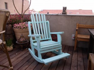 כסא נדנדה בצבע תכלת