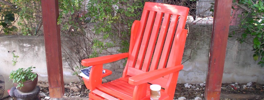 כסא לגינה בצבע אדום מעץ מלא