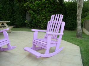 כסא נדנדה בצבע סגול בהיר 