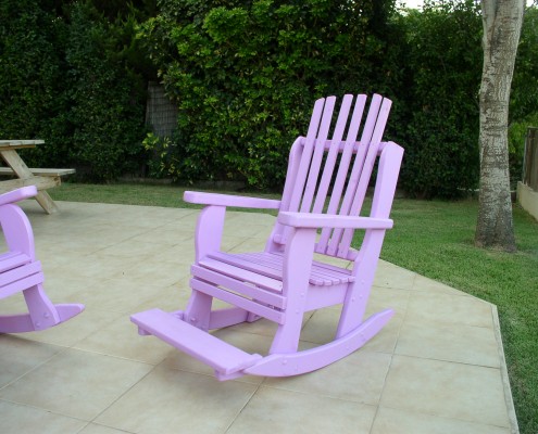 כסא נדנדה בצבע סגול בהיר