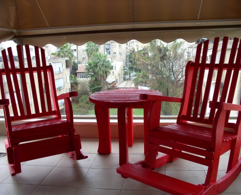כסאות נדנדה אדומים ושולחן