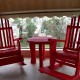 כסאות נדנדה אדומים ושולחן