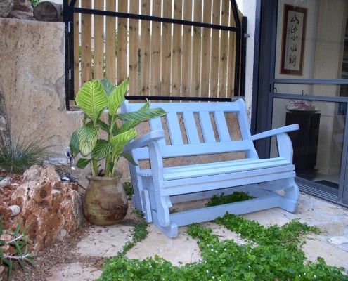 ספסל נדנדה כחול בהיר בחצר