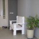 ספסל לבן בכניסה לבית