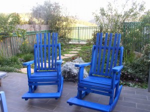 זוג כסאות נדנדה בצבע כחול