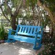 ספסל נדנדה כחול מתחת לעץ