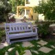 ספסל נדנדה בחצר