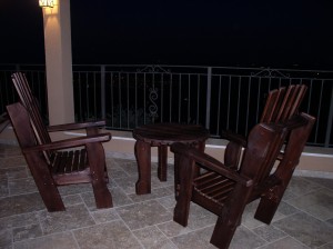 כסאות מעץ מלא עם שולחן קפה