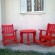 כסאות נדנדה בצבע אדום עם שולחן קפה